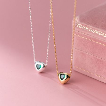 925 Sterling Silver Sparkling Heart Zircon Pendant Necklace Set of 5 - A set of 925 sterling silver heart-shaped necklaces in gold and silver finishes, featuring sparkling green zircon stones, displayed with a pink velvet jewelry box.
