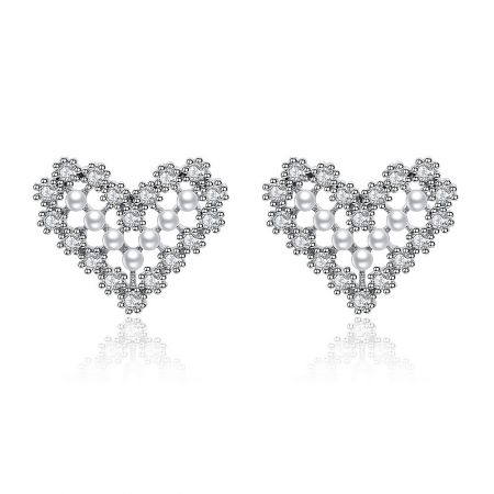 Rhodium Heart Pearl CZ Stud Earring - En närbild av Rhodium Heart Pearl CZ Stud Earring, som visar hjärtformen, den centrala pärlan och de omgivande kubiska zirkonstenarna på en vit bakgrund.