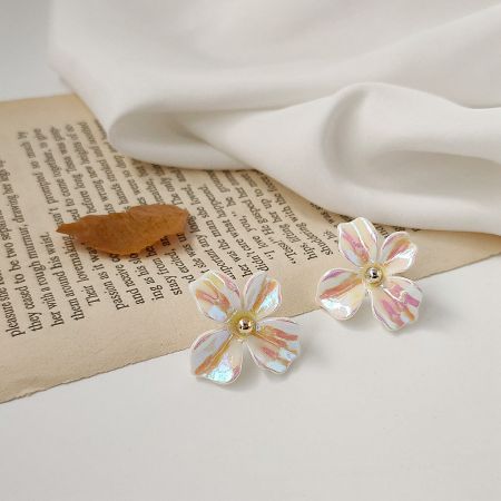Rainbow Effect Color Resin White Flower Stud Earrings (5 Pairs) - A pair of white flower stud earrings with a beautiful rainbow iridescent effect, made from resin and brass.