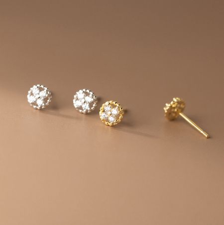 Comparison of the four-leaf clover stud earrings in both gold and silver finishes.