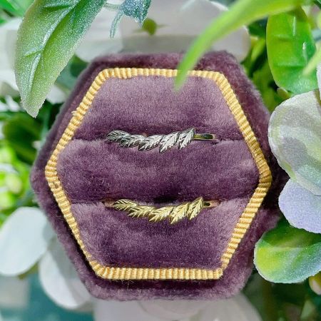 Leaf-Shaped 925 Sterling Silver Ring with Gold Plating - A set of two leaf-shaped 925 sterling silver rings, one in silver and one in gold plating, elegantly displayed in a purple velvet jewelry box.