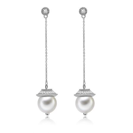 Drop Of CZ Pearl Earrings - Ett par Drop Of CZ pärlörhängen med stora vita pärlor med elegant silver och gnistrande diamantliknande accenter.