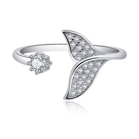 Balena Di Un Anello Di Coda - Primo piano dell'anello Balena di coda, che mostra il suo design a coda di sirena in argento sterling ornato con scintillanti zirconi bianchi.