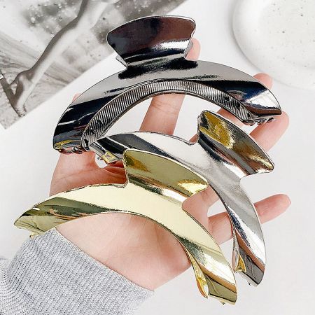 Wholesale Curve Shape Metal Hair Shark Claw Clips (5 pcs) - A set of three wholesale curve-shaped metal hair shark claw clips in elegant gold, silver, and black finishes, displayed on a clean background.