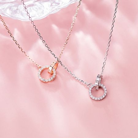 Comparison of the silver and rose gold interlink circle necklaces.