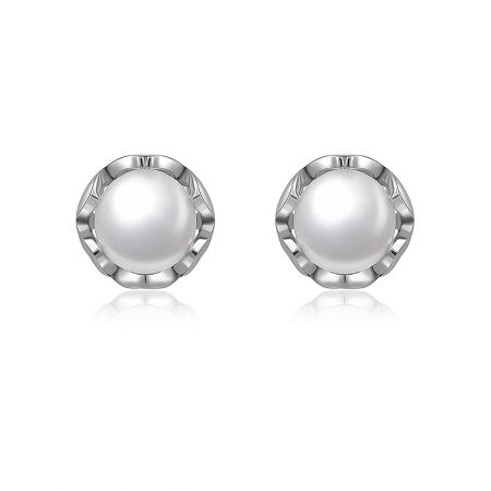 Orecchini a perla minimalisti in argento sterling 925. - Un paio di orecchini a perla minimalisti con perle di conchiglia bianca da 8 mm montate in argento sterling 925 ossidato, esposti su uno sfondo bianco pulito.