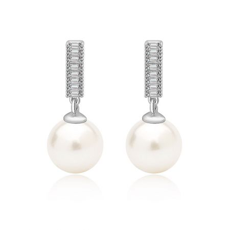 Brincos de pérola com zircônia cúbica - Um par de brincos de pérola com zircônia cúbica com fixações de prata cravejadas de diamantes, exibindo a pérola de concha branca de 8mm.