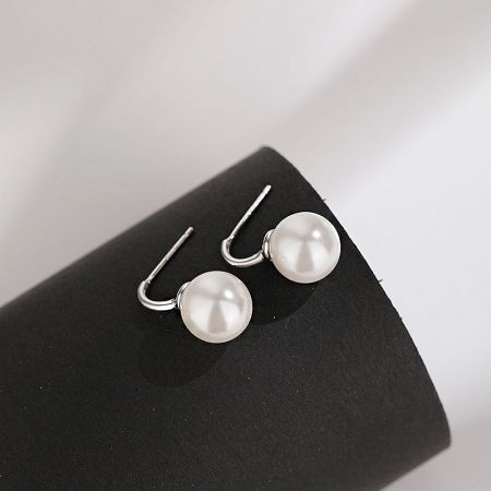 Detailed close-up of the 925 sterling silver single pearl C-hook earring with a silver finish.