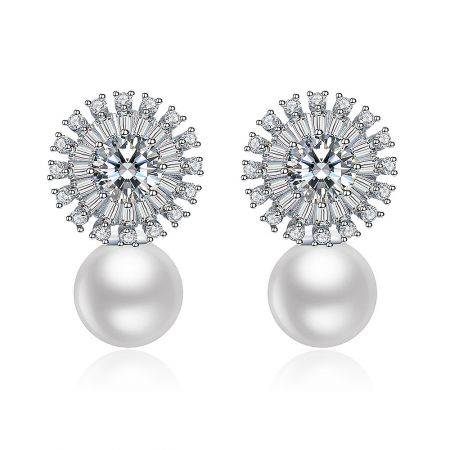 Rhodium Blomma Pärlörhängen - Framifrån vy av Rhodium Blomma Pärlörhängen, som visar den centrala vita pärlan omgiven av en solstråle design av glittrande vita kubiska zirkonia ädelstenar i rhodiumbeläggning.