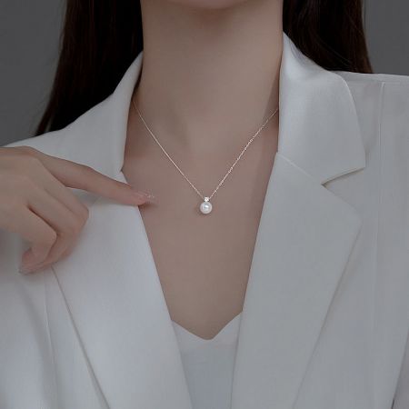 Detailed view of the silver-finished 925 sterling silver pearl necklace.