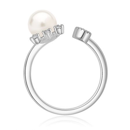 Close-up product shot of the pearl sun ring on a reflective surface, highlighting its shine and craftsmanship.