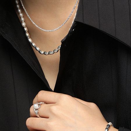 Elegant look of the gold pearl choker necklace on a model.