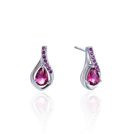 Orecchini a goccia in argento sterling 925 con rubino - Un paio di orecchini a goccia in argento sterling 925 con una grande pietra preziosa di colore rubino rosa sospesa sotto piccole pietre di zirconia cubica.