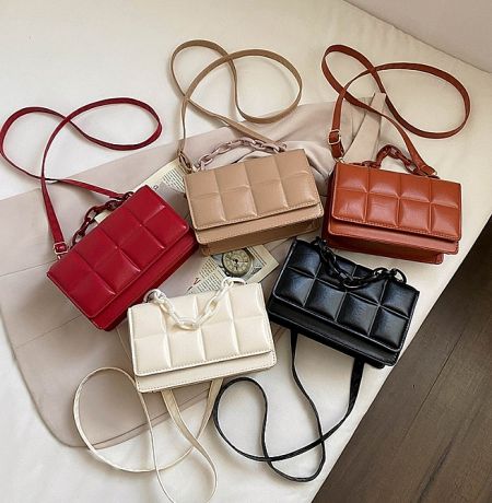 The retro chain shoulder bag is available in six vibrant colors including red, white, black, blue, pink, and yellow.