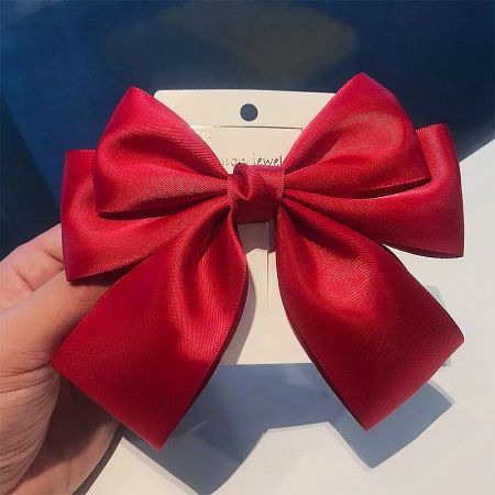Close-up of the red satin vintage bowknot hair clip.