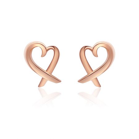 Rose Gold Open Your Hearts Stud Earrings - Ett par Rose Gold Open Your Hearts Stud Earrings, med en minimalistisk hjärtformad design med en polerad finish, på en vit bakgrund.