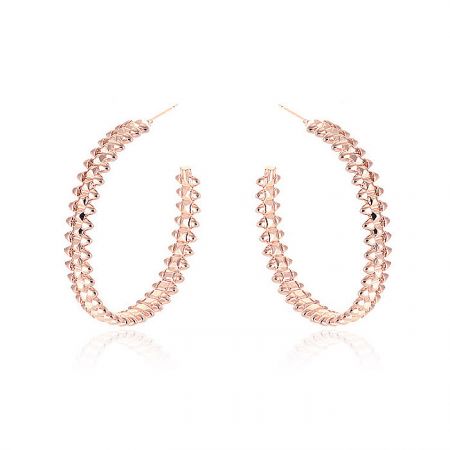 Brincos de Argola Texturizados de 40MM Grandes - Um close dos Brincos de Argola Texturizados de 40MM em ouro rosa, destacando a intrincada textura de corrente e o acabamento polido.