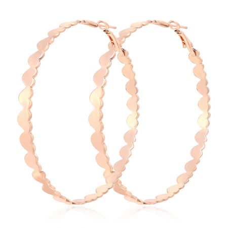 Endless Love hoop örhängen - Ett par Endless Love hoop örhängen i roséguld, som visar deras unika vridna och vågiga design mot en ren vit bakgrund.