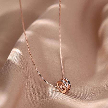 925 Sterling Zilveren Minimalistische Zircon Choker Ketting Set - Een 925 sterling zilveren minimalistische choker ketting in een roségouden afwerking, met een geluksbead cirkelhanger met sprankelende zircon stenen.