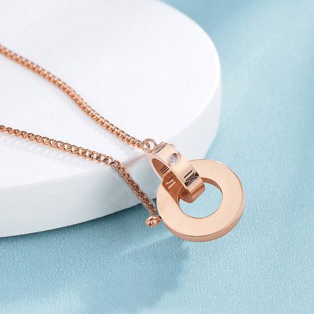 Close-up of the necklace's clasp, featuring a small gemstone for an elegant finish.