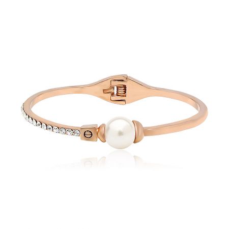 Chic rose gold bangle with a central pearl and diamond accents
