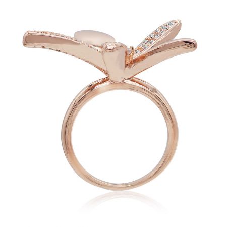 Side profile of the Large Daisy Flower Ring, highlighting the high-polished rose gold band and setting.