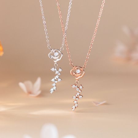 925 Sterling Zilver Elegante Rozenhalsketting Set van 5 - Een set elegante 925 sterling zilveren kettingen met delicate, bloem geïnspireerde rozenhangers, die fijne ambachtelijkheid tonen.