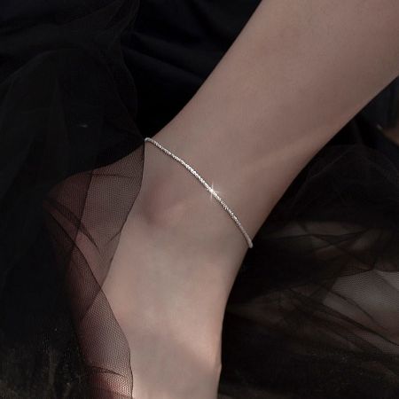 Detailed view of the dainty 925 silver anklet, showcasing its delicate chain and shine.