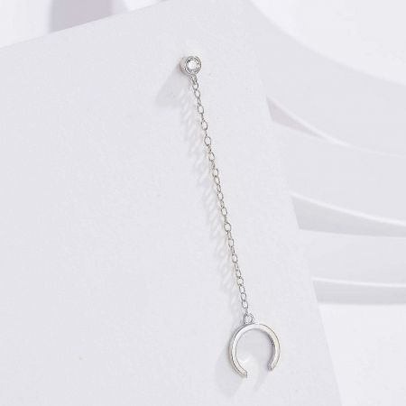 Detailed product shot of the 925 sterling silver chain link cuff earring.