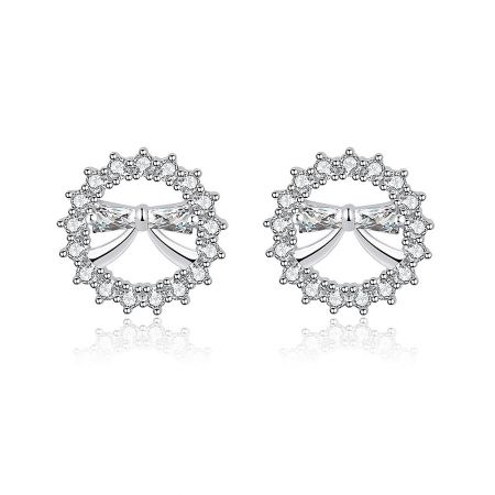 Runda mini rosett örhängen - Ett par runda mini rosettörhängen, med en silverrosett i mitten omgiven av gnistrande vita cubic zirconia i ett blomliknande mönster, på en vit bakgrund.