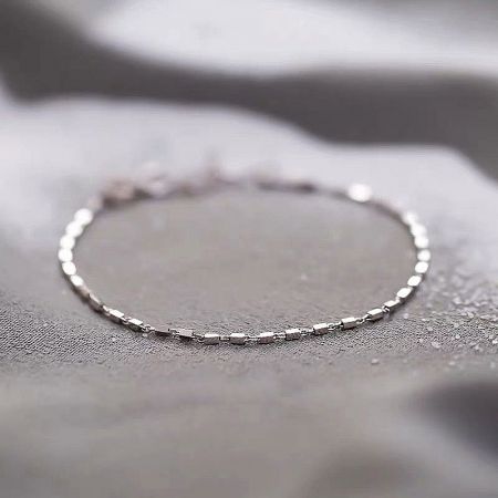 Close-up view of the minimalist 925 sterling silver bracelet, highlighting its geometric link design.