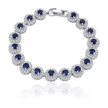 Bracciale Eleganza In Zaffiro - Il Bracciale Sapphire Elegance, un design classico di bracciale tennis con placcatura in rodio, caratterizzato da anelli circolari con pietre in zirconia cubica blu scuro e trasparente.