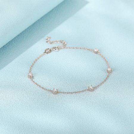 The 925 sterling silver 5-zircon chain bracelet in its classic silver finish.