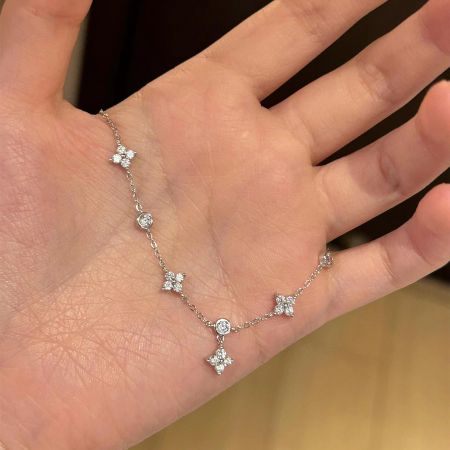 Close-up of the four-leaf clover charm on the 925 silver anklet, symbolizing good luck.