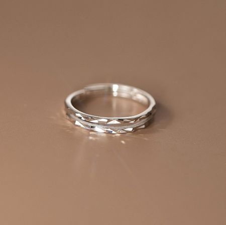 Close-up view of the 925 sterling silver faceted plain ring in silver finish.