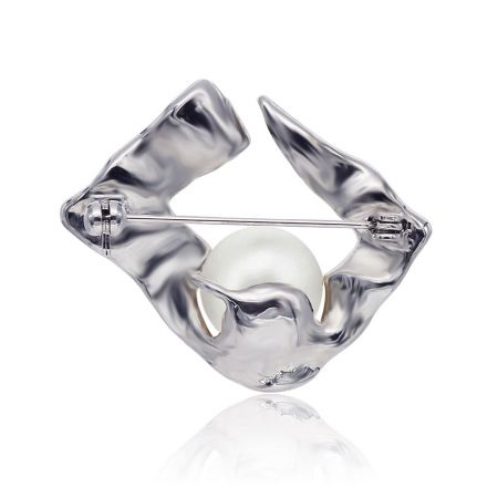 Side view of the Weavy Polished Faux Pearl Brooch, showing the depth of the wavy rhodium-plated surface.