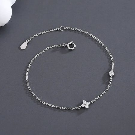 Detailed view of the four-leaf clover bracelet's clasp and adjustable chain.
