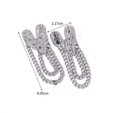 Detailed view of silver chain earrings, highlighting their dimensions and length.