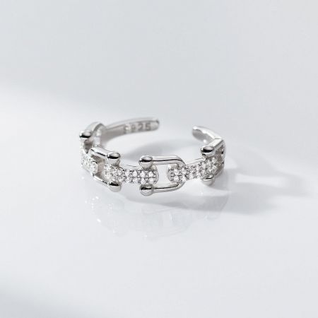 Another stunning U-link chain ring from the collection, shown from a different angle to display its craftsmanship.