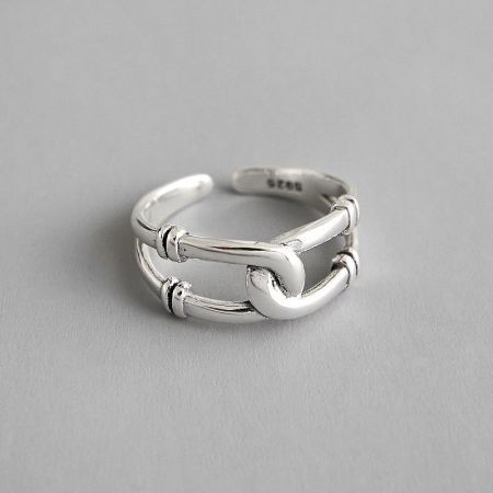 Detailed view of a single chain-link design ring from the 925 silver minimalist set.
