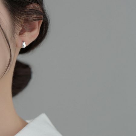 Detailed view of the 925 sterling silver water-drop stud earring being worn, showing its classic appeal.