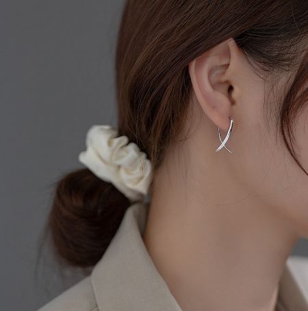 925 스털링 실버 플레인 크로스 댕글 귀걸이 - 흰색 배경에서 간단하고 우아한 디자인을 보여주는 925 스털링 실버 플레인 크로스 댕글 귀걸이의 선명한 제품 사진.