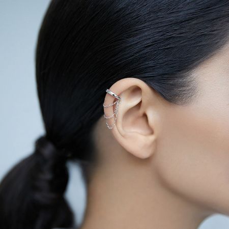 A model wearing the minimalist 925 sterling silver chain ear cuff, showcasing its non-pierced, clip-on style.