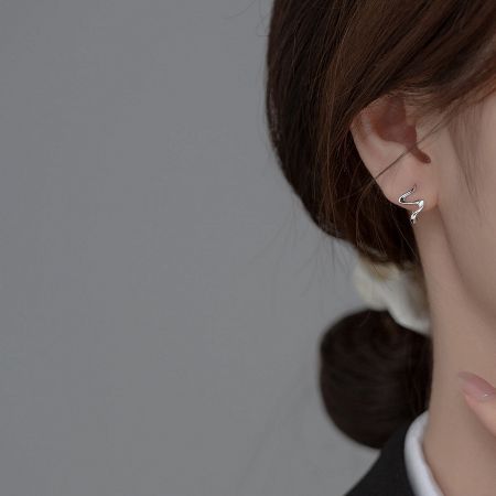 Model wearing the S925 sterling silver wave cuff earring, highlighting its elegant fit.