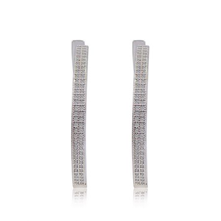 Grandes Brincos de Argola CZ - Um par de grandes brincos de argola CZ feitos de latão banhado a ródio, exibindo pedras de zircônia cúbica claras em um fundo branco.