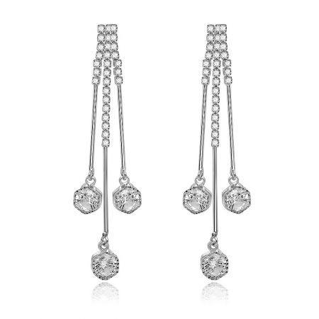 Triple Clear Round Long Drop Earrings - Framsidesvy av de Triple Clear Round Long Drop Earrings, som visar den rhodiumbelagda mässingen och tre glittrande vita kubiska zirkonia-stenar.