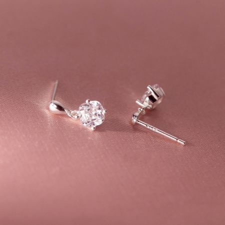 Detailed shot of the four-prong setting on the 925 silver cubic zirconia drop earrings.