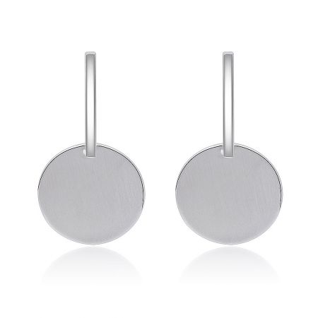 Brincos Assimétricos Oxidados - Vista frontal dos Brincos Assimétricos Oxidados, apresentando um design minimalista com discos redondos de prata planos e ganchos cilíndricos.