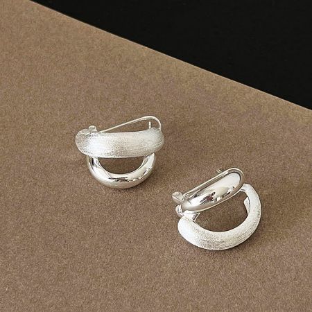 Orecchini a cerchio forati bicolore a doppio strato frosted in argento sterling 925 (set di 5 paia) - Un paio di orecchini a cerchio bicolore in argento sterling 925 con uno strato esterno frosted e testurizzato e uno strato interno liscio e lucido, mostrati su uno sfondo bianco pulito.
