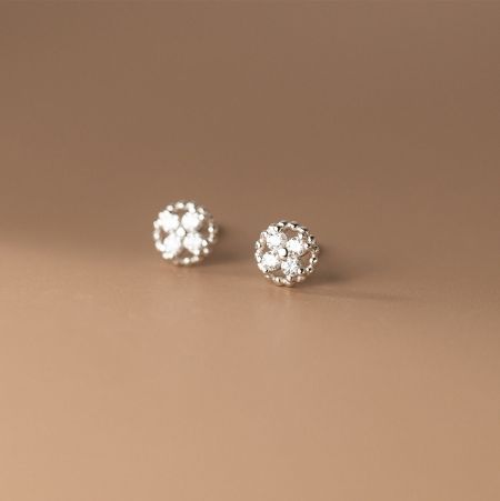 925 Silver Dainty Small Cubic Zirconia Four Leaf Clover Stud Earrings - A pair of 925 sterling silver four-leaf clover stud earrings, intricately detailed with small, sparkling cubic zirconia stones.